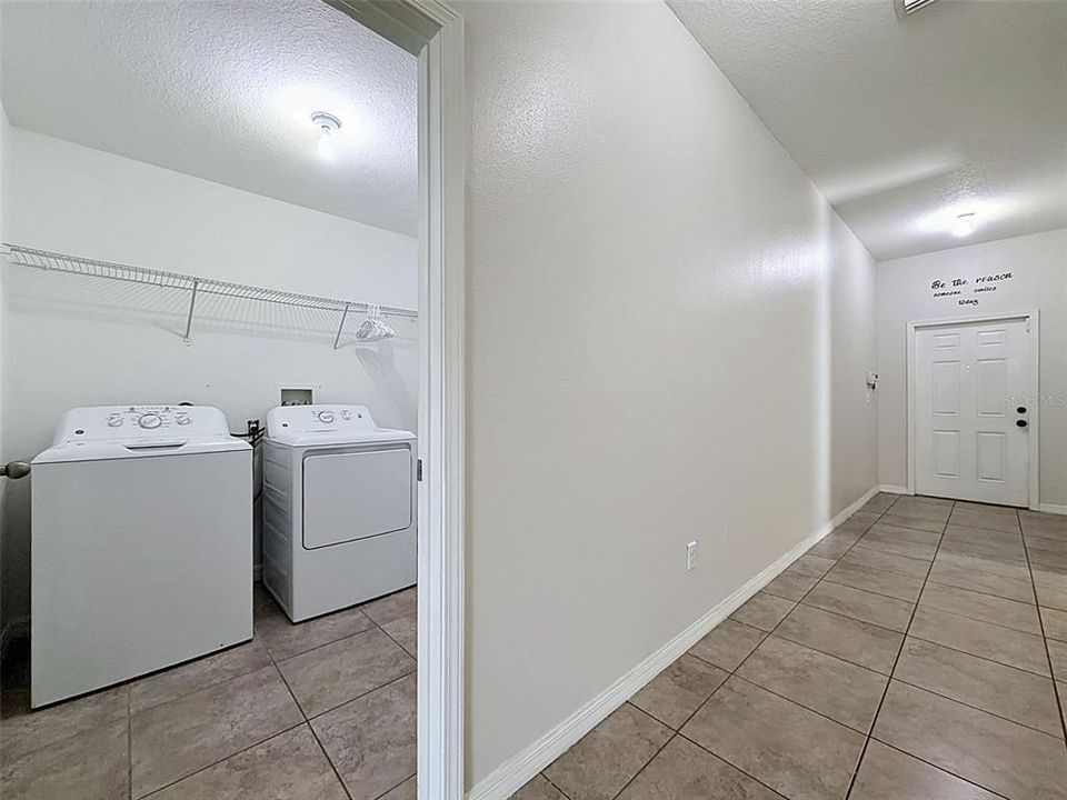 Activo con contrato: $299,900 (4 camas, 2 baños, 1918 Pies cuadrados)