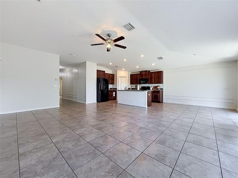 Activo con contrato: $299,900 (4 camas, 2 baños, 1918 Pies cuadrados)