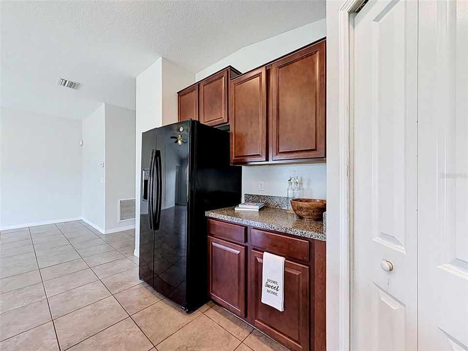 Activo con contrato: $299,900 (4 camas, 2 baños, 1918 Pies cuadrados)