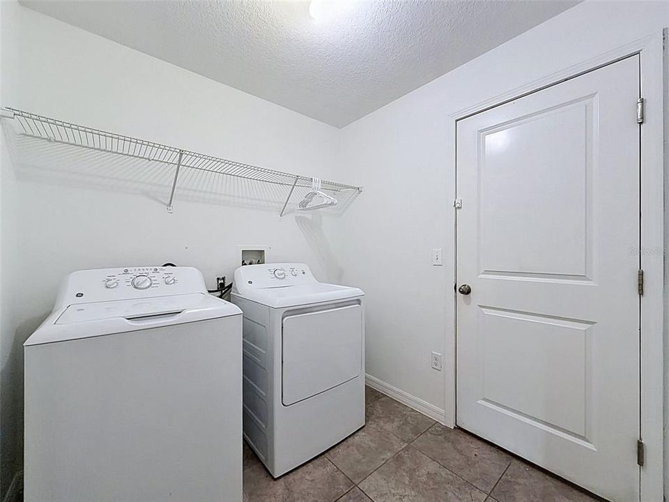 Activo con contrato: $299,900 (4 camas, 2 baños, 1918 Pies cuadrados)