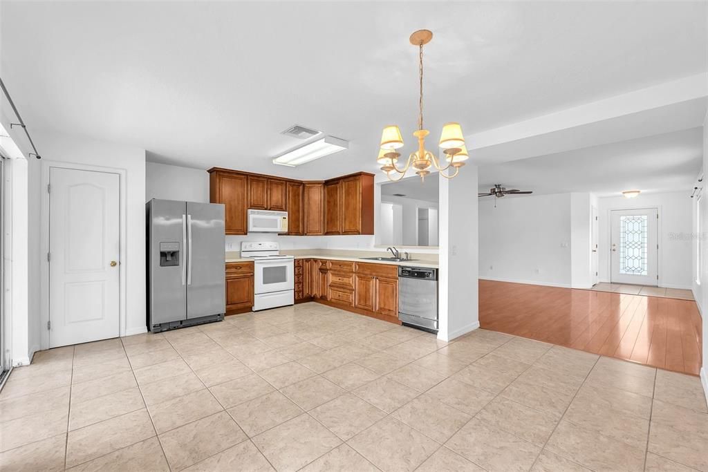 For Rent: $2,200 (3 beds, 2 baths, 1695 Square Feet)