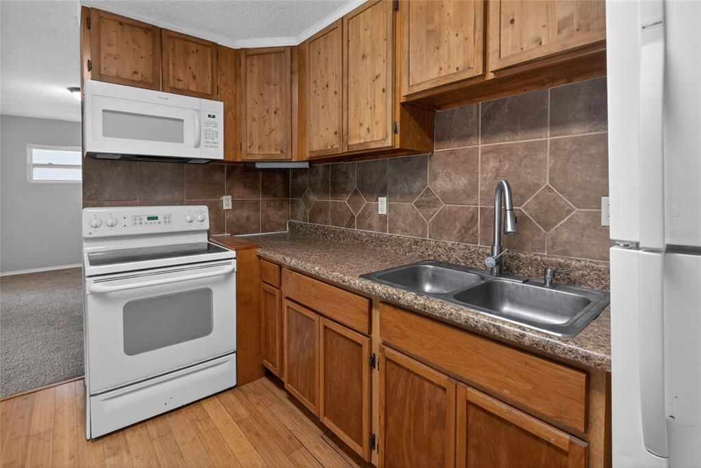 Active With Contract: $125,000 (3 beds, 1 baths, 690 Square Feet)
