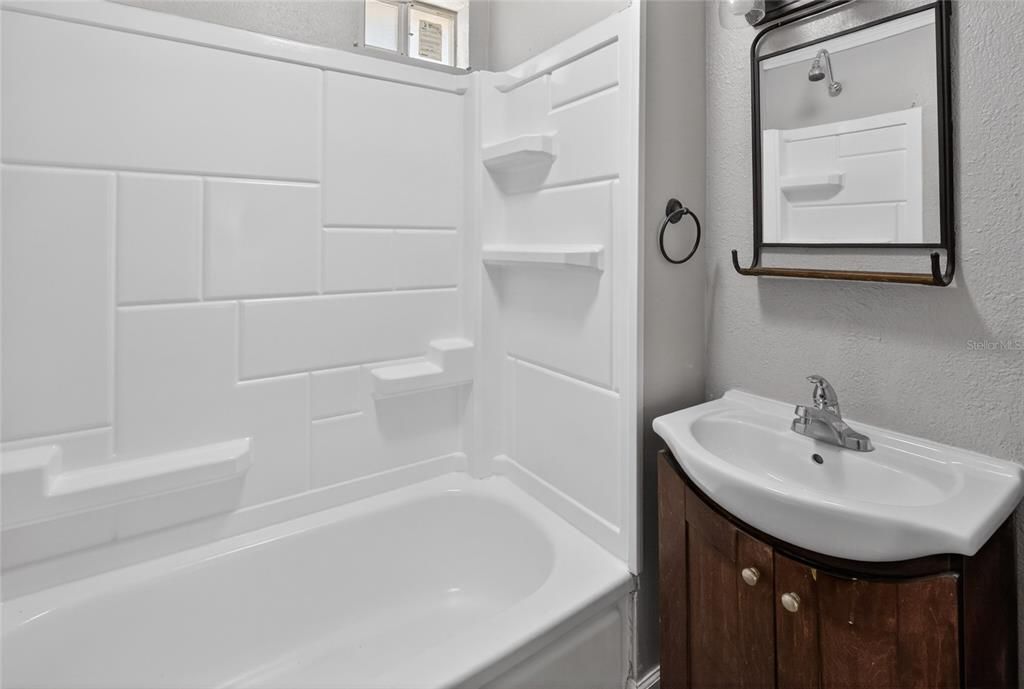 Active With Contract: $125,000 (3 beds, 1 baths, 690 Square Feet)