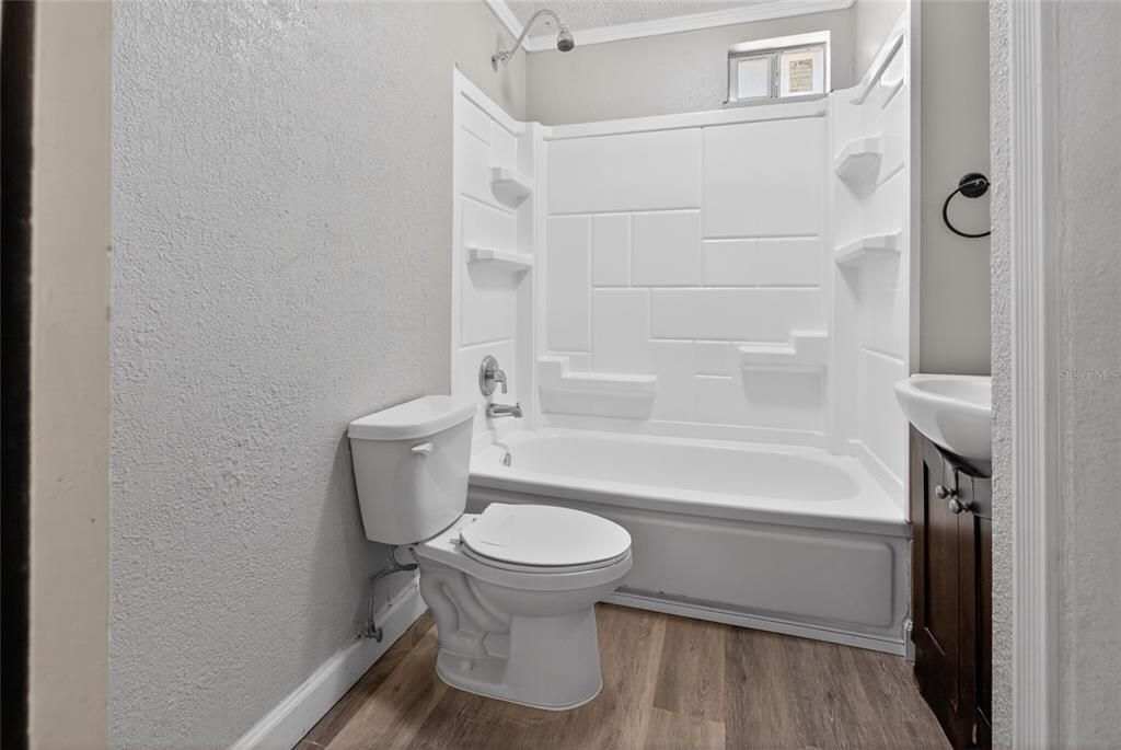Active With Contract: $125,000 (3 beds, 1 baths, 690 Square Feet)