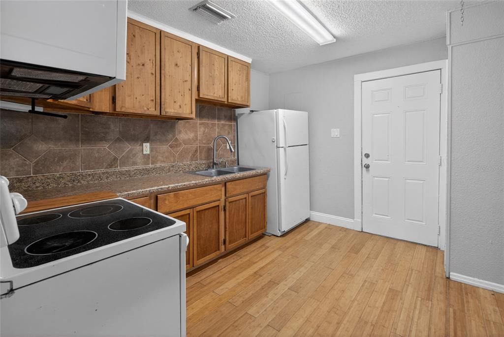 Active With Contract: $125,000 (3 beds, 1 baths, 690 Square Feet)