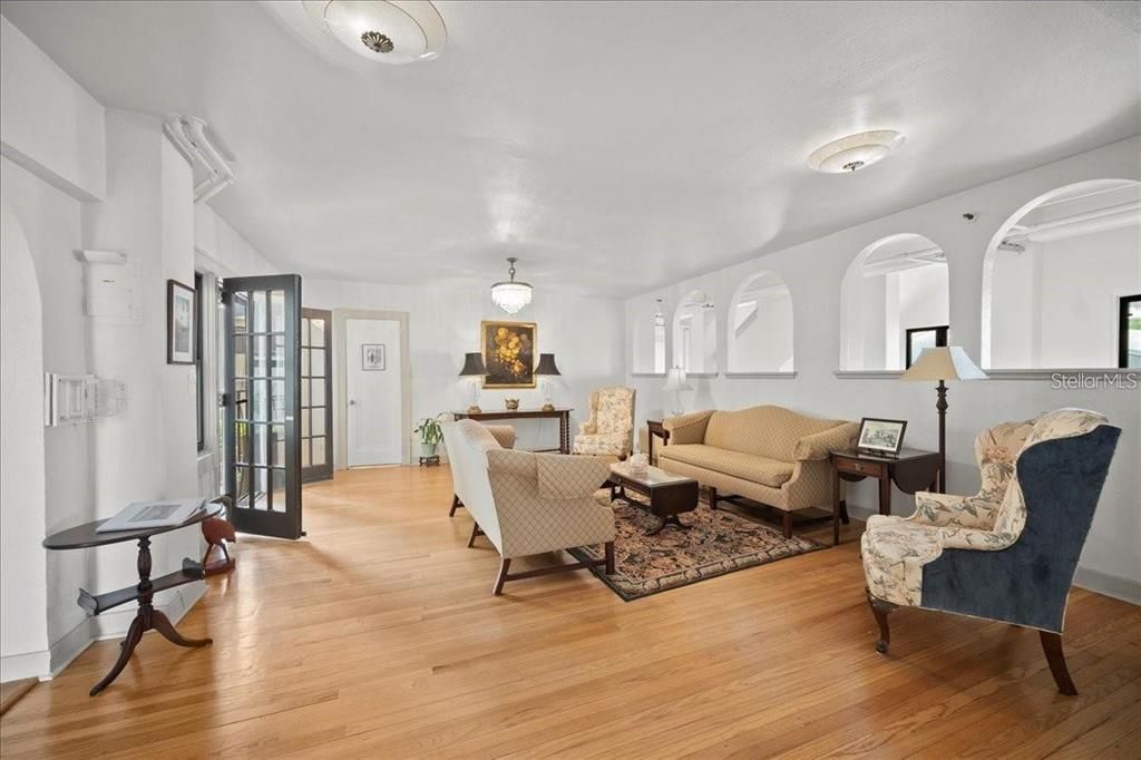 For Sale: $179,000 (1 beds, 1 baths, 645 Square Feet)