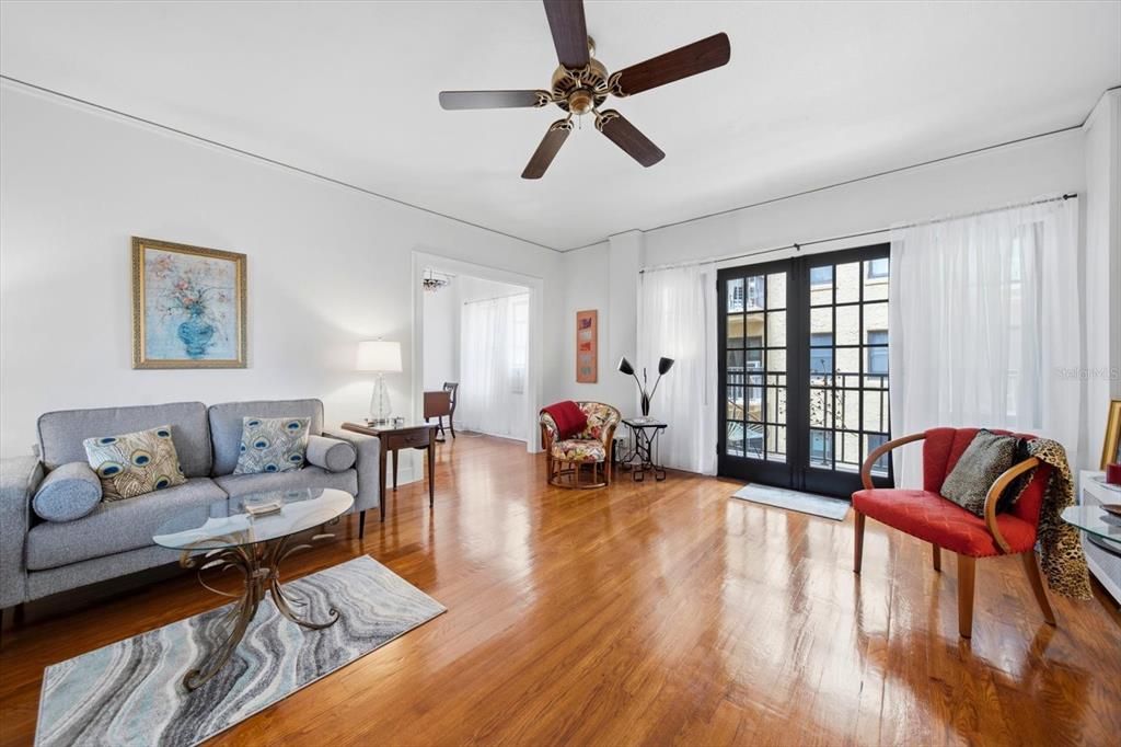 For Sale: $179,000 (1 beds, 1 baths, 645 Square Feet)