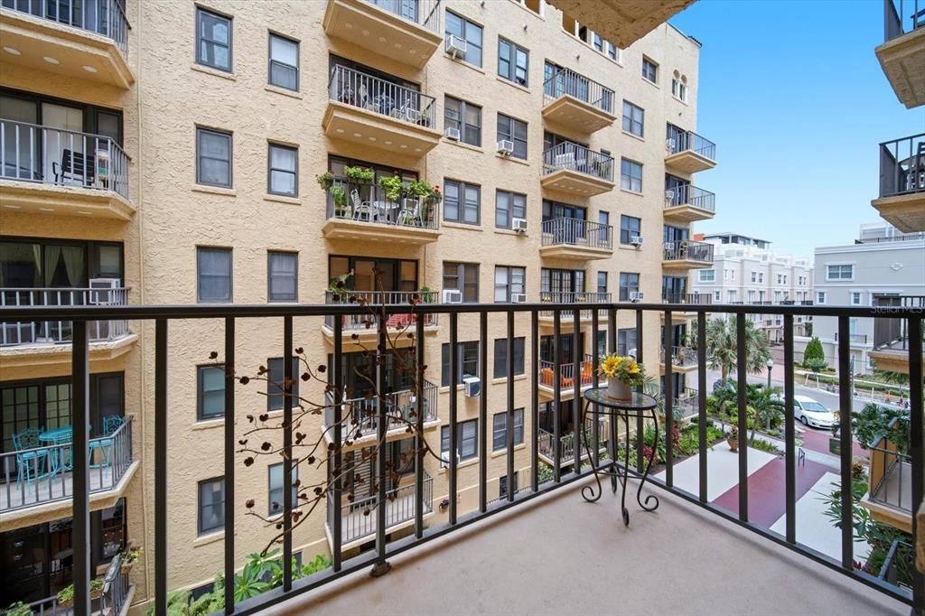 For Sale: $179,000 (1 beds, 1 baths, 645 Square Feet)