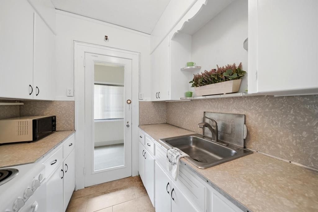 For Sale: $179,000 (1 beds, 1 baths, 645 Square Feet)