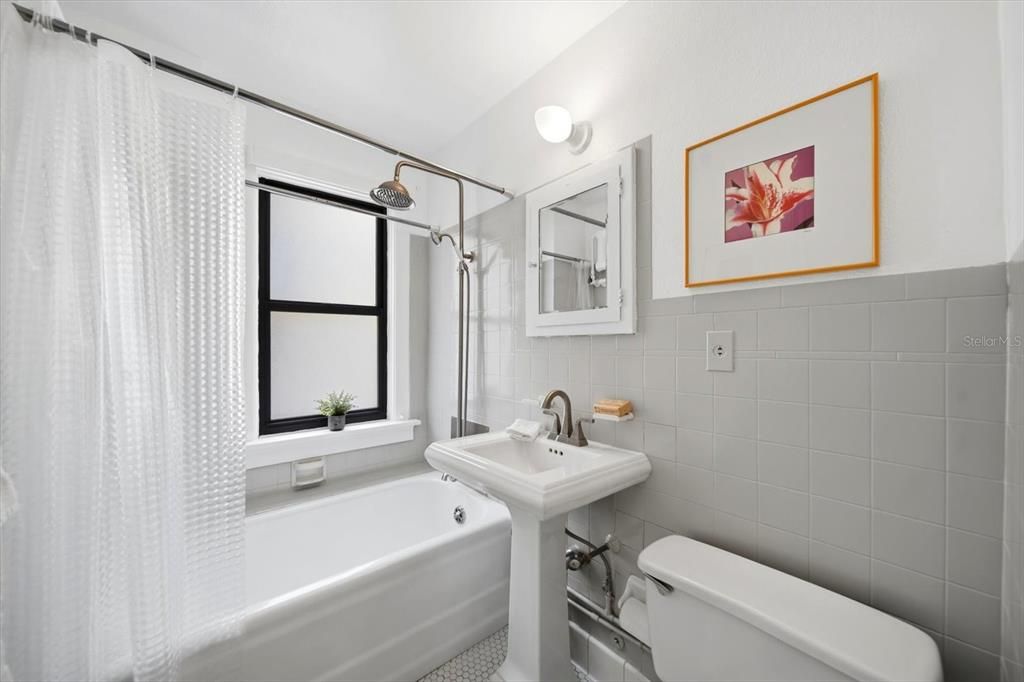 For Sale: $179,000 (1 beds, 1 baths, 645 Square Feet)