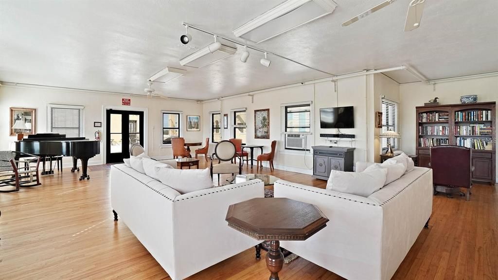 For Sale: $179,000 (1 beds, 1 baths, 645 Square Feet)