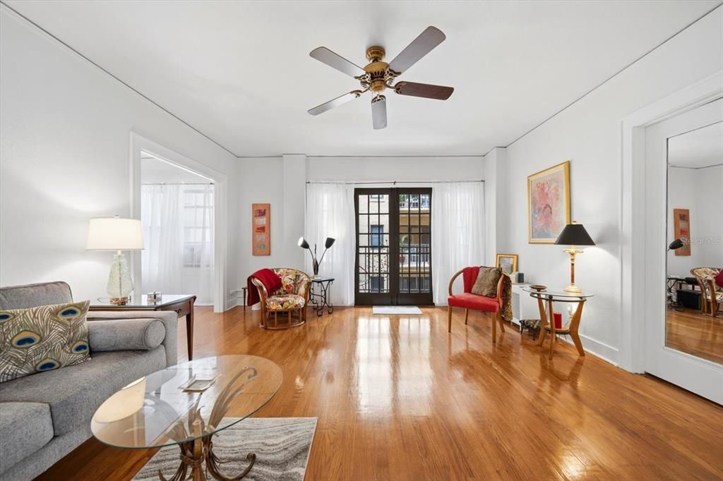 For Sale: $179,000 (1 beds, 1 baths, 645 Square Feet)