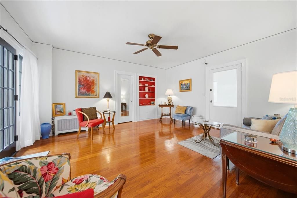 For Sale: $179,000 (1 beds, 1 baths, 645 Square Feet)