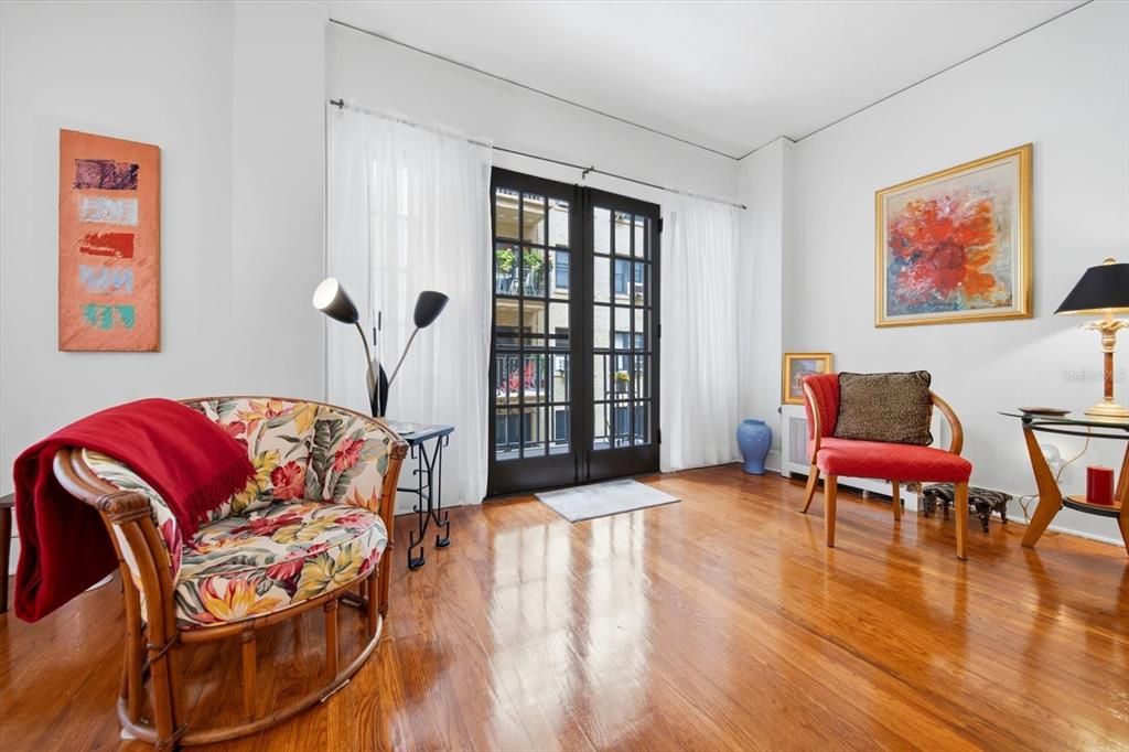 For Sale: $179,000 (1 beds, 1 baths, 645 Square Feet)