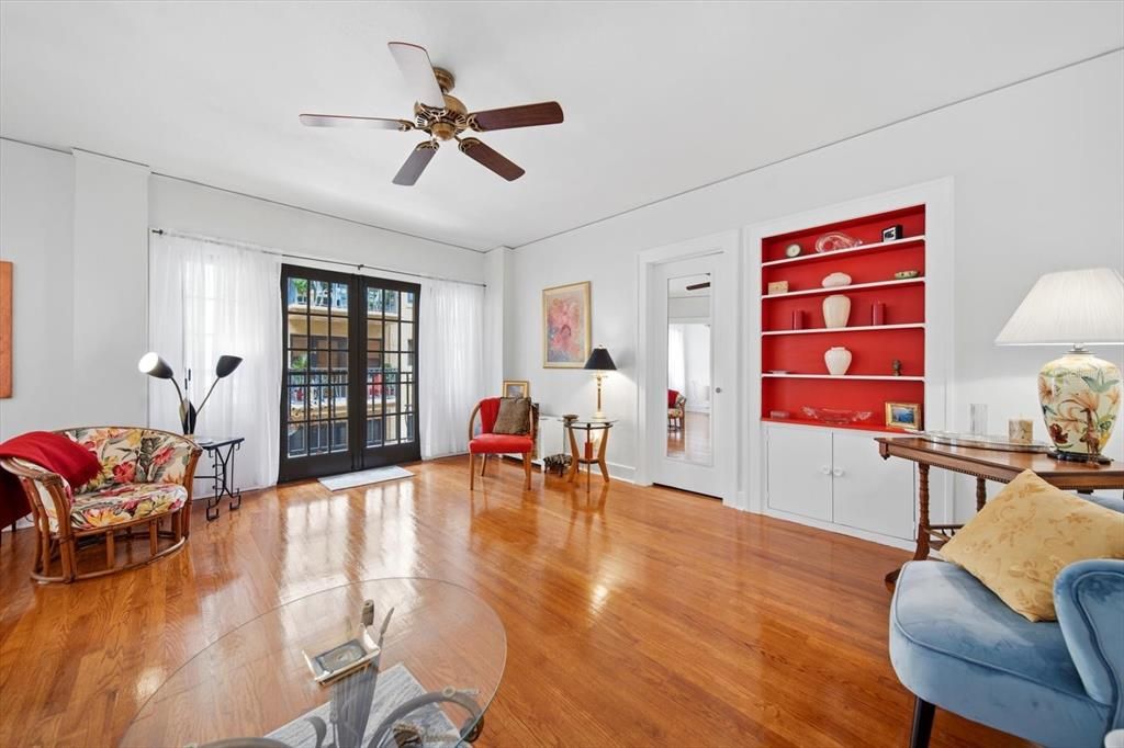 For Sale: $179,000 (1 beds, 1 baths, 645 Square Feet)