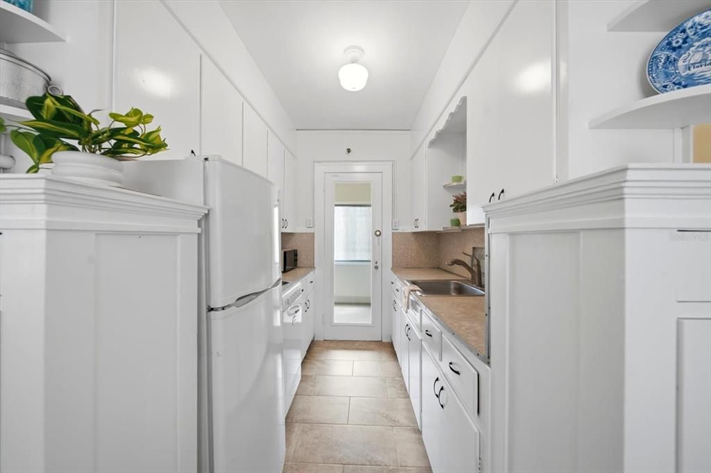 For Sale: $179,000 (1 beds, 1 baths, 645 Square Feet)