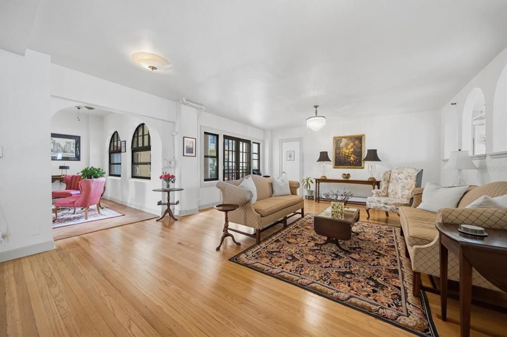 For Sale: $179,000 (1 beds, 1 baths, 645 Square Feet)