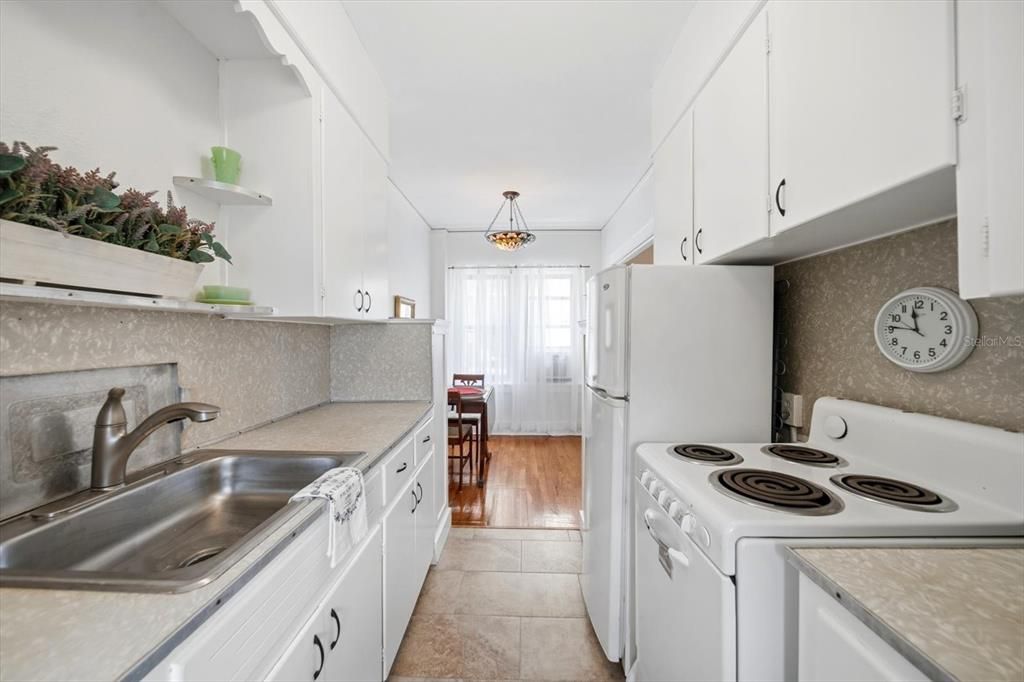 For Sale: $179,000 (1 beds, 1 baths, 645 Square Feet)