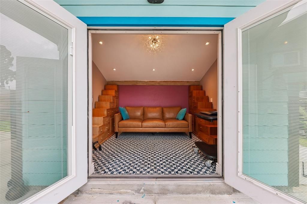 For Sale: $320,000 (1 beds, 1 baths, 432 Square Feet)