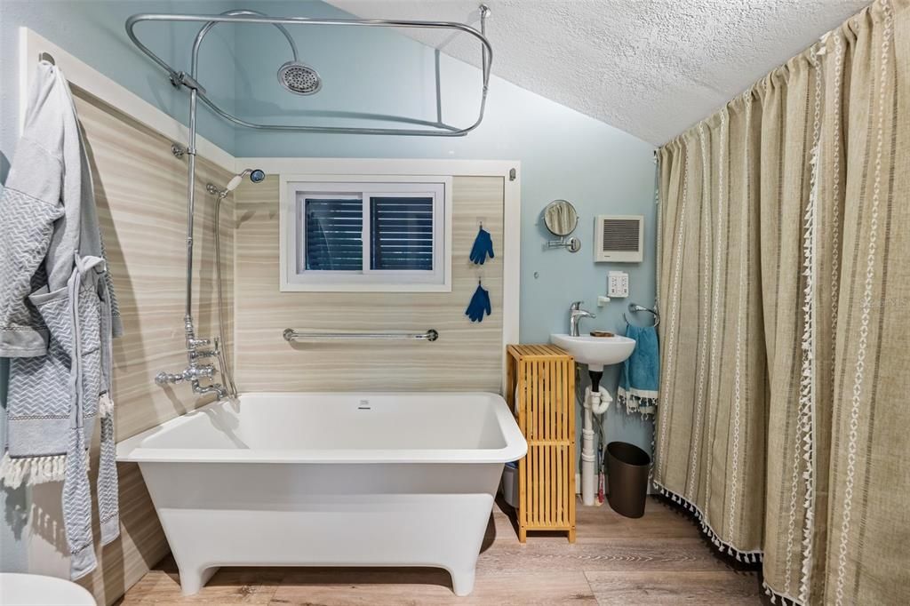 For Sale: $320,000 (1 beds, 1 baths, 432 Square Feet)