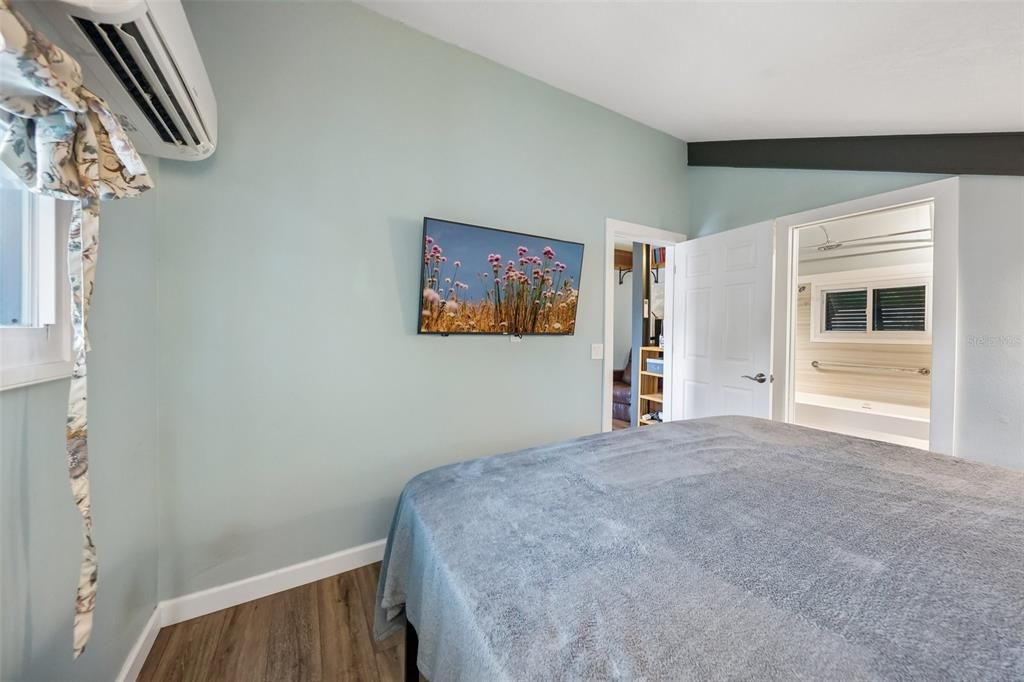 For Sale: $320,000 (1 beds, 1 baths, 432 Square Feet)