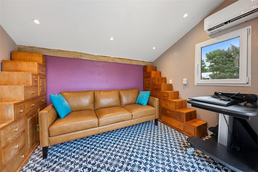 For Sale: $320,000 (1 beds, 1 baths, 432 Square Feet)
