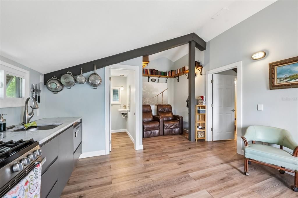 For Sale: $320,000 (1 beds, 1 baths, 432 Square Feet)
