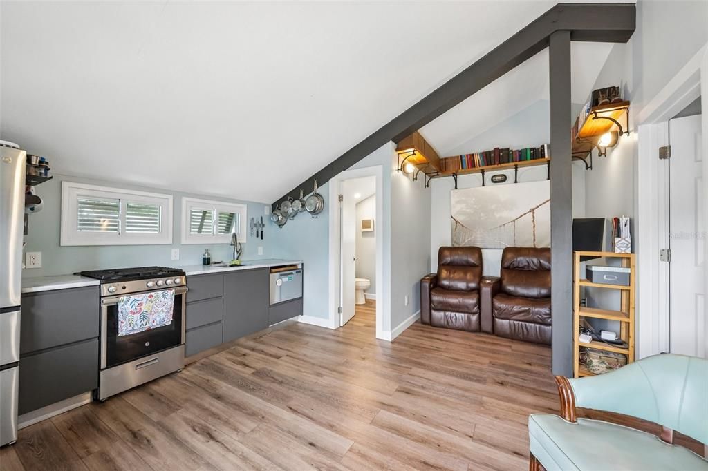 For Sale: $320,000 (1 beds, 1 baths, 432 Square Feet)
