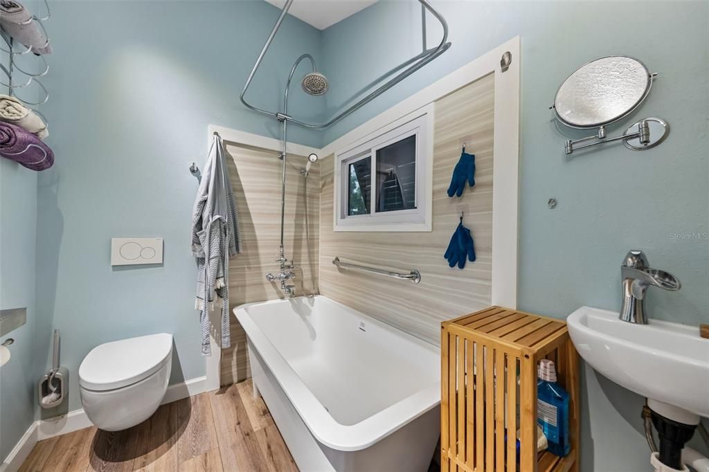 For Sale: $320,000 (1 beds, 1 baths, 432 Square Feet)