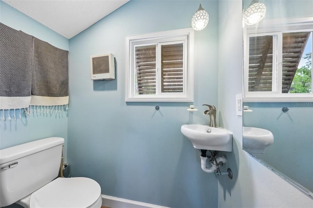 For Sale: $320,000 (1 beds, 1 baths, 432 Square Feet)