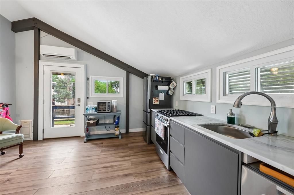 For Sale: $320,000 (1 beds, 1 baths, 432 Square Feet)
