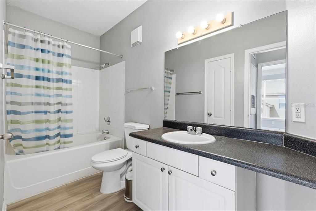 For Rent: $1,600 (1 beds, 1 baths, 967 Square Feet)