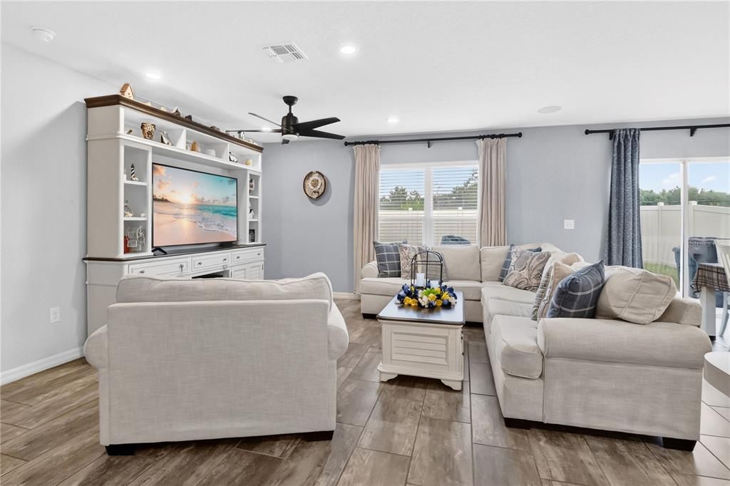 En Venta: $354,900 (4 camas, 2 baños, 1754 Pies cuadrados)