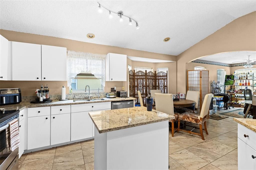 На продажу: $459,999 (3 спален, 2 ванн, 1746 Квадратных фут)