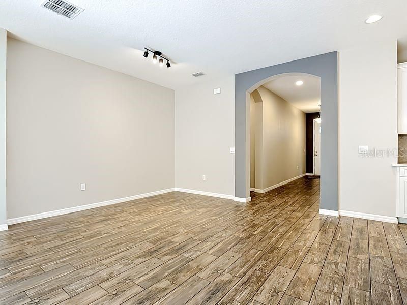Activo con contrato: $385,000 (4 camas, 2 baños, 1892 Pies cuadrados)