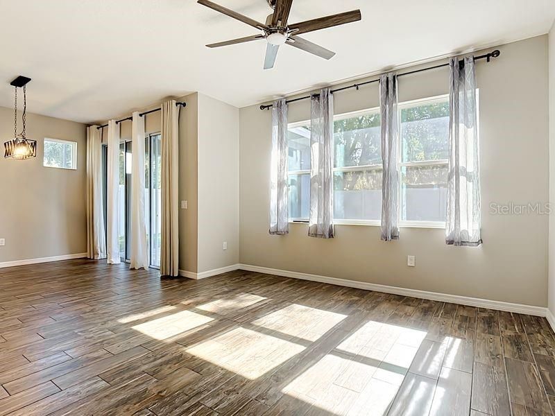 Activo con contrato: $385,000 (4 camas, 2 baños, 1892 Pies cuadrados)
