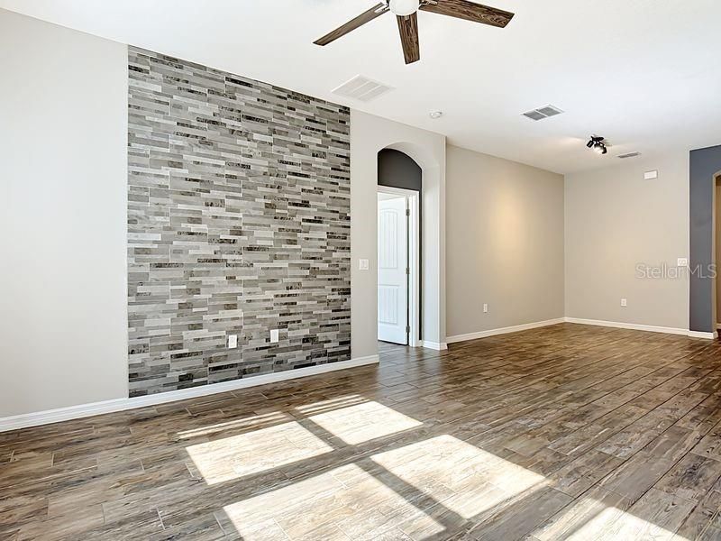 Activo con contrato: $385,000 (4 camas, 2 baños, 1892 Pies cuadrados)