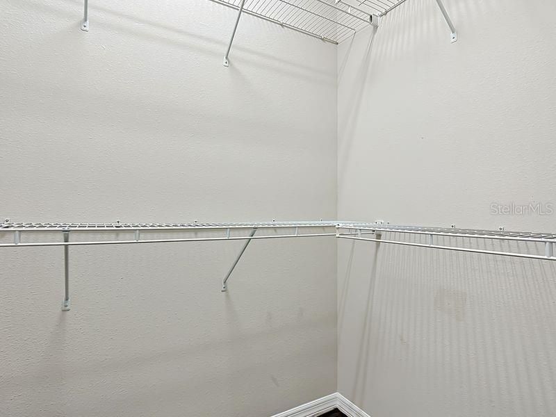 Activo con contrato: $385,000 (4 camas, 2 baños, 1892 Pies cuadrados)
