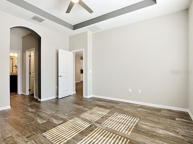 Activo con contrato: $385,000 (4 camas, 2 baños, 1892 Pies cuadrados)