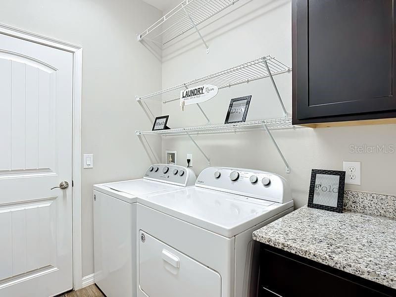 Activo con contrato: $385,000 (4 camas, 2 baños, 1892 Pies cuadrados)