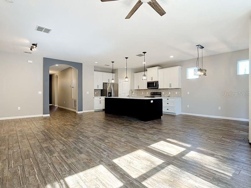 Activo con contrato: $385,000 (4 camas, 2 baños, 1892 Pies cuadrados)