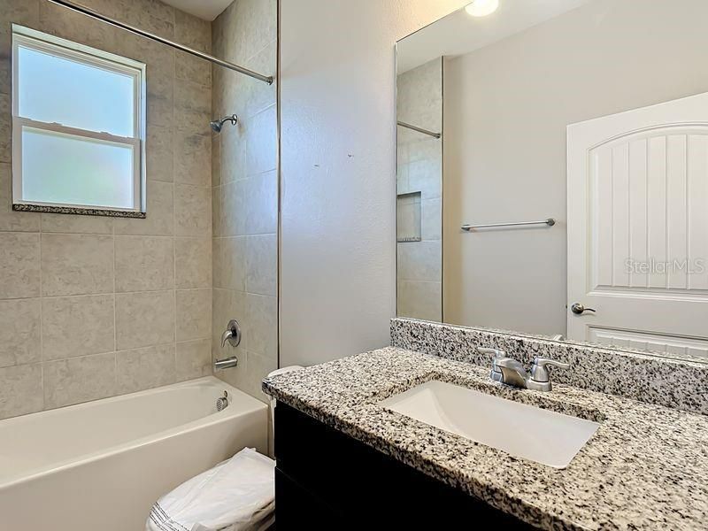 Activo con contrato: $385,000 (4 camas, 2 baños, 1892 Pies cuadrados)