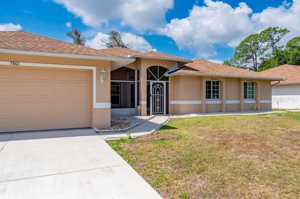 Activo con contrato: $458,900 (3 camas, 2 baños, 2192 Pies cuadrados)