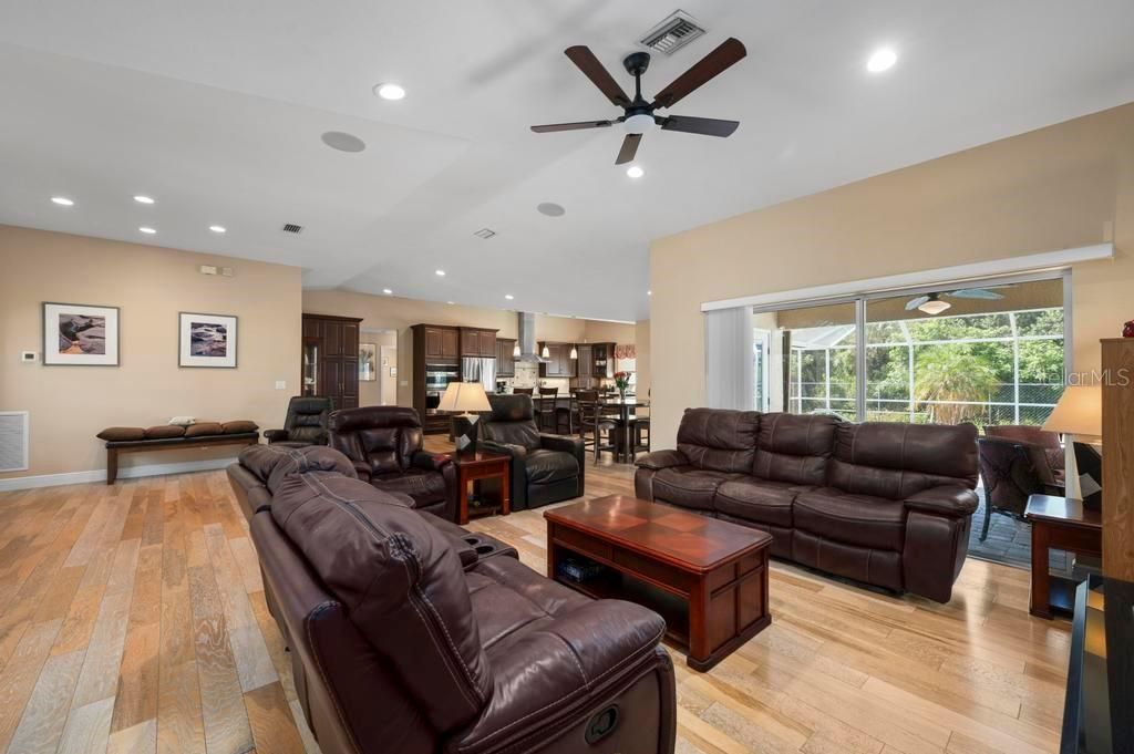 Activo con contrato: $458,900 (3 camas, 2 baños, 2192 Pies cuadrados)