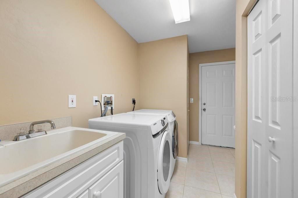 Activo con contrato: $458,900 (3 camas, 2 baños, 2192 Pies cuadrados)