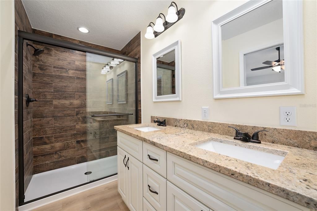 На продажу: $329,900 (4 спален, 2 ванн, 1715 Квадратных фут)