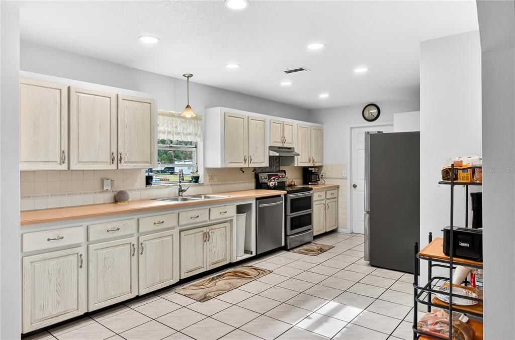 For Sale: $389,000 (3 beds, 2 baths, 1817 Square Feet)