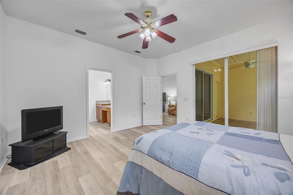 En Venta: $435,000 (4 camas, 2 baños, 2060 Pies cuadrados)