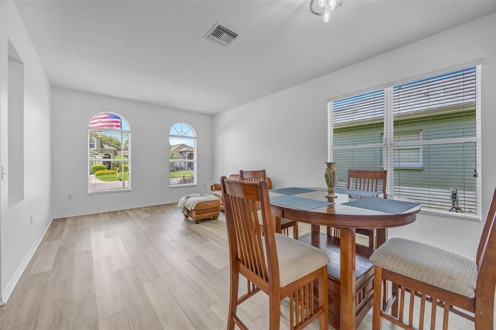 En Venta: $435,000 (4 camas, 2 baños, 2060 Pies cuadrados)