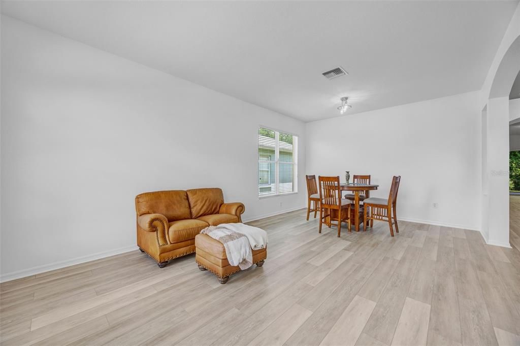 En Venta: $435,000 (4 camas, 2 baños, 2060 Pies cuadrados)